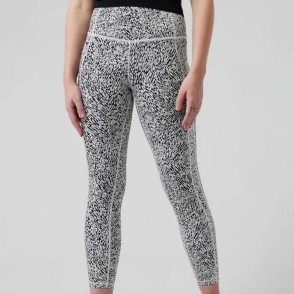 Athleta Ultimate Stash ll Textured 7/8 Tight- NEW- size M